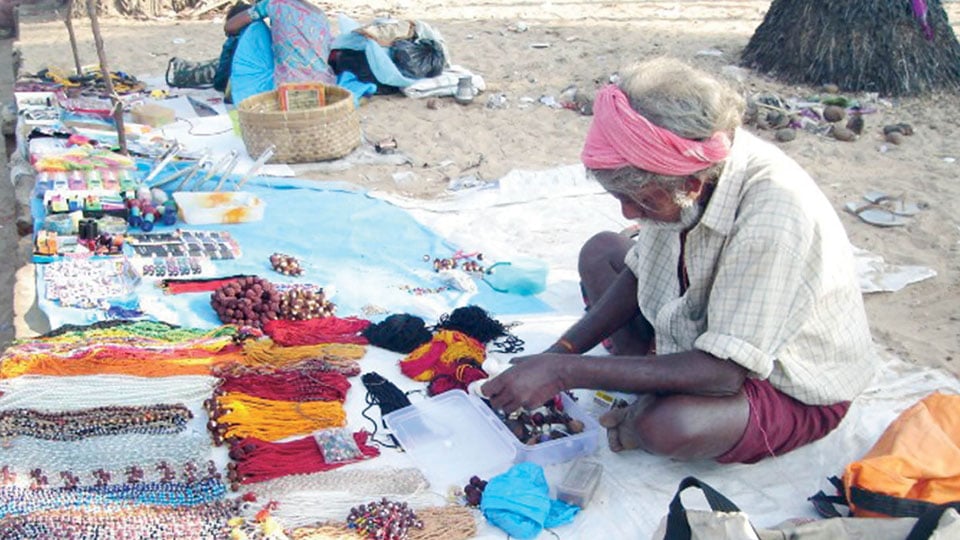 Hunsur’s Hakki-Pikki tribes lose incomes, stare at hunger