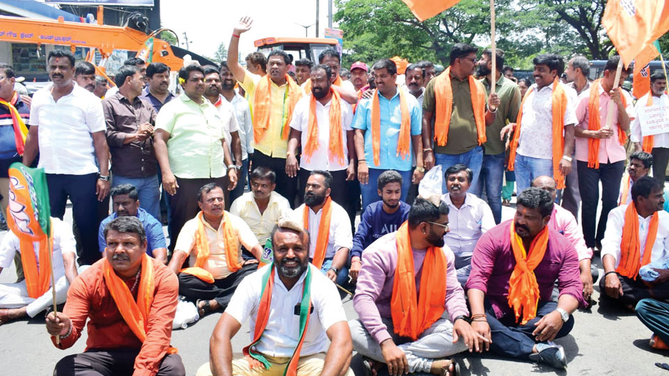 Release of Cauvery water to Tamil Nadu: No Expressway block; BJP stages protest in Mandya