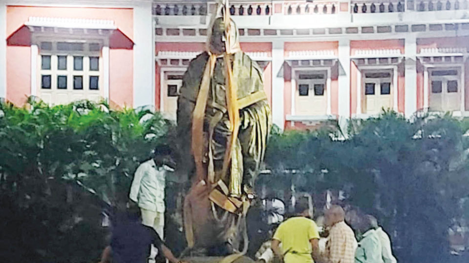 Statue of Dr. Sri Shivarathri Rajendra Swamiji installed at Gun House Circle